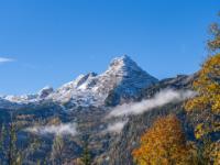 Überzuckertes Großes Rothorn mit leuchtendem Herbstwald